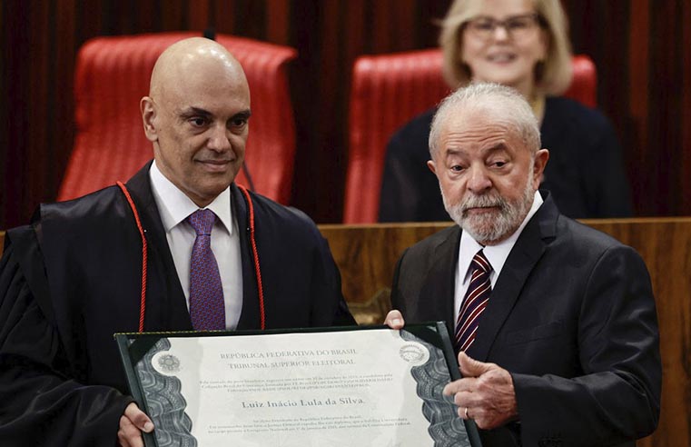 Lula defende democracia em discurso após diplomação