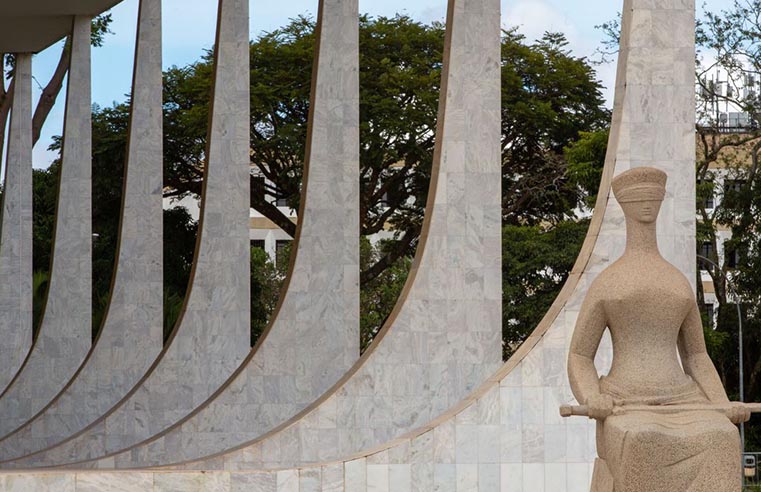 Moraes pede vista e suspende julgamento sobre imposto sindical