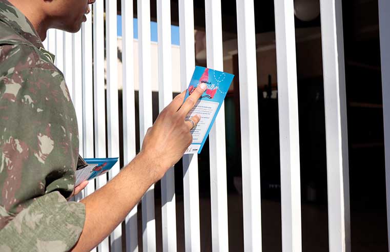 Panfletagem anuncia Campanha do Agasalho nos bairros