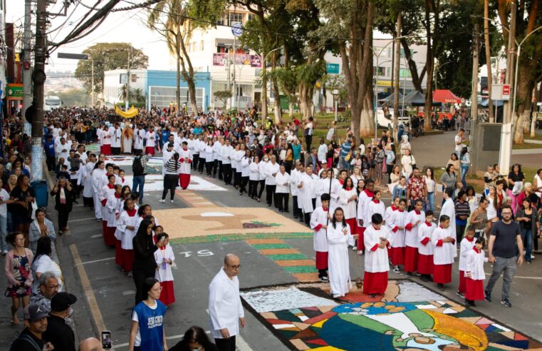 Mais de 10 mil acompanham o Encontro de Tapetes