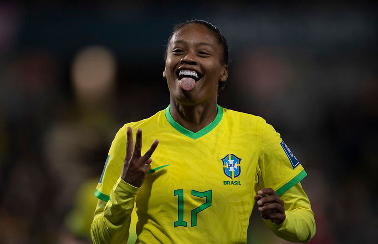Brasil goleia Panamá em estreia, com três de Ary
