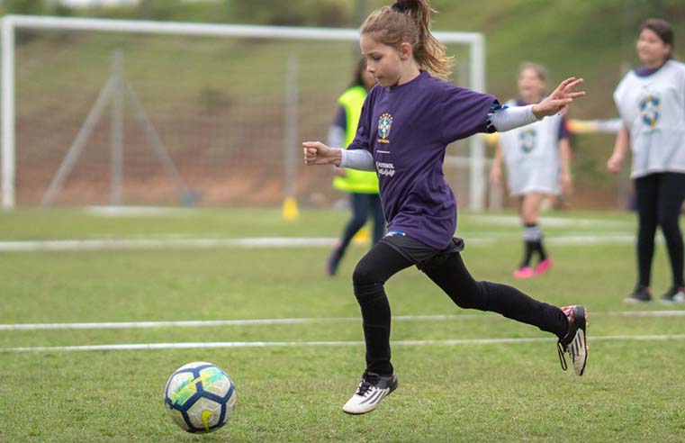 Escolas de futebol feminino de SP terão apoio federal