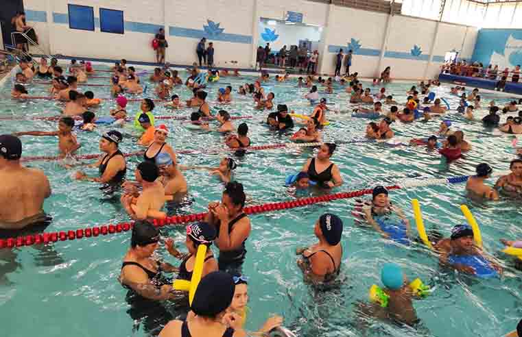 Festival reúne nadadores com deficiência em Suzano