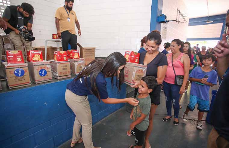 Fundo Social Móvel de Arujá entrega cestas básicas e panetones
