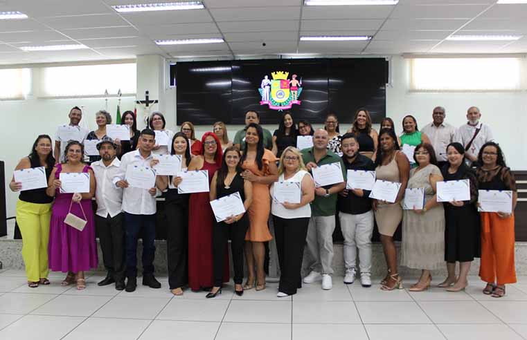 #pracegover Conselheiros tutelares de Itaquá tomam posse