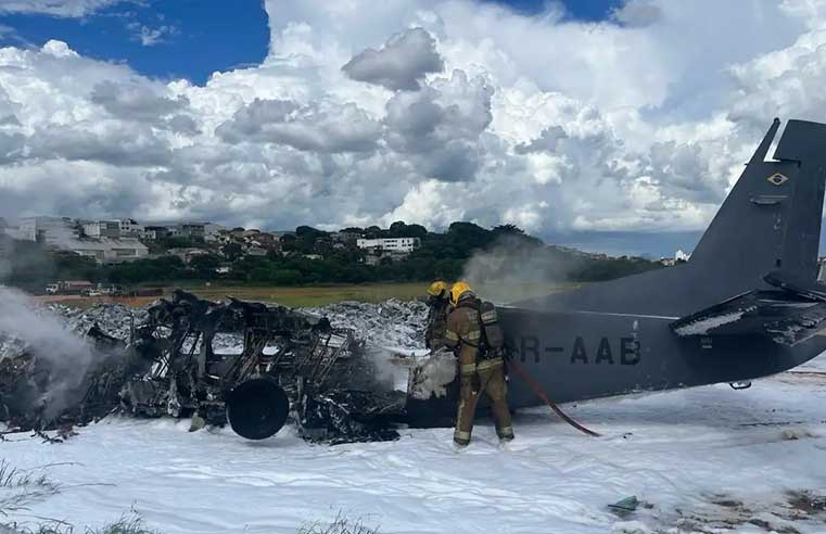 Duas pessoas morrem em queda de avião da PF em Minas