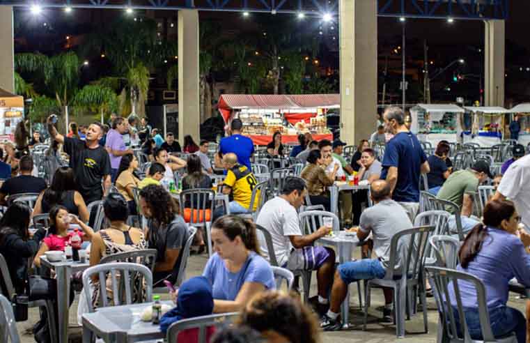 Feira noturna de Brás Cubas completa um ano com festa