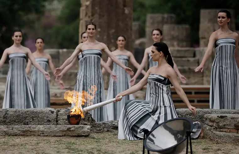 Chama olímpica de Paris é acesa na Grécia