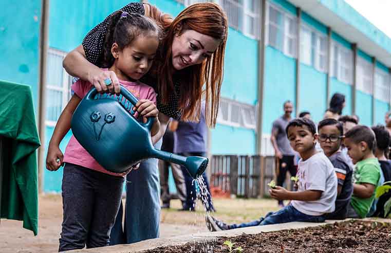 Projeto Horta nas Escolas movimenta rede escolar em Ferraz