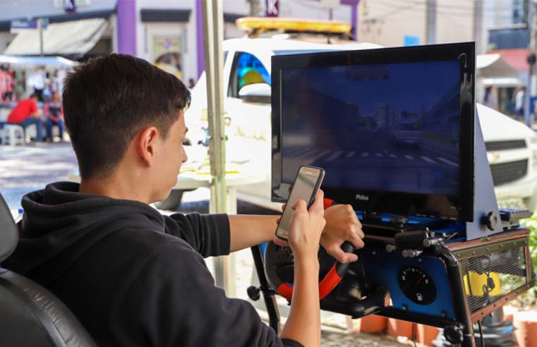 Simulador de Distração mostra risco do uso do celular ao volante