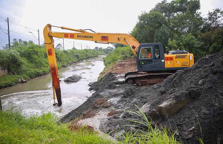 Poá finaliza limpeza e desassoreamento do Córrego Itaim