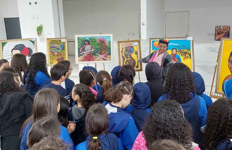 Estudantes poaenses visitam exposição no Teatro Municipal