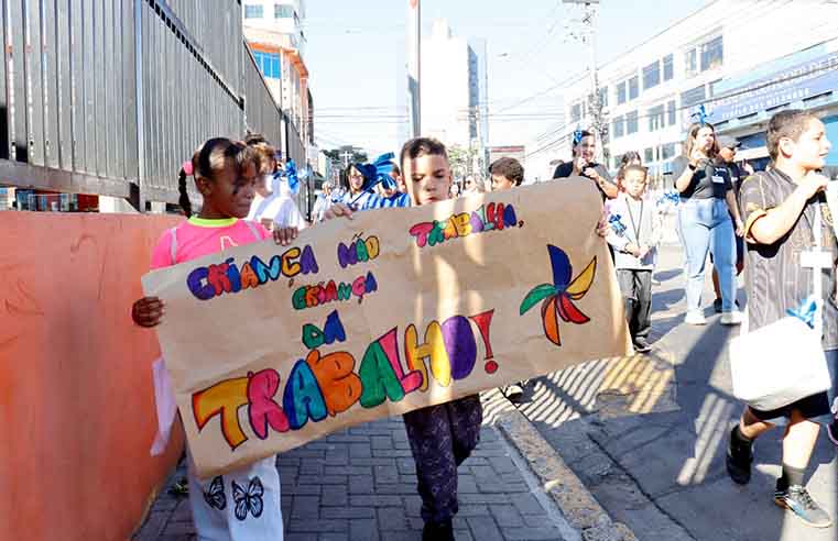 Passeata em Suzano protesta contra o trabalho infantil