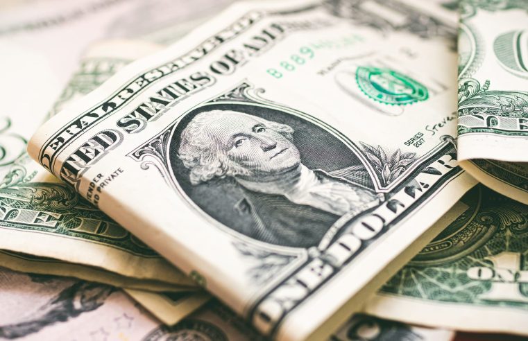 Dólar cai para R$5,51 à espera de juros no Brasil e nos EUA