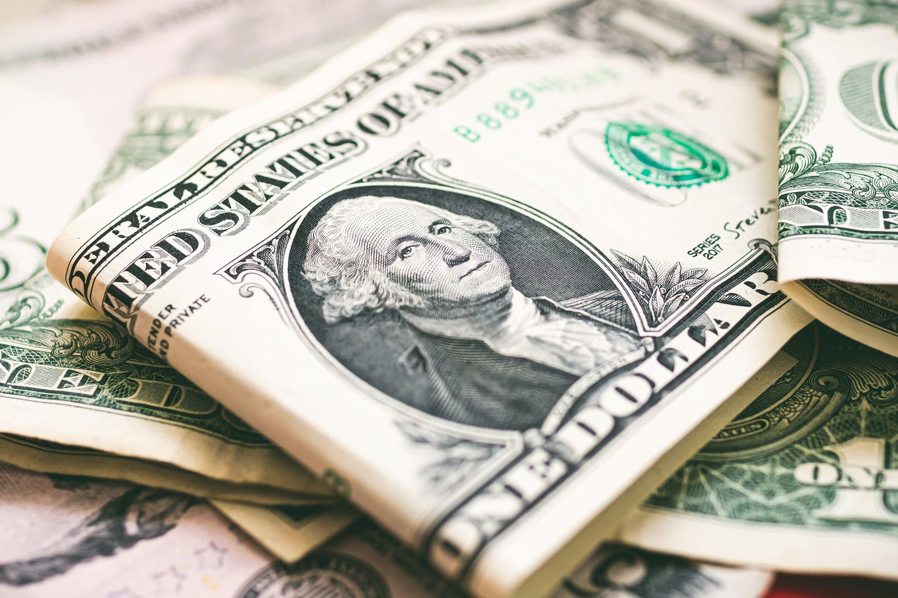 Dólar cai para R$5,51 à espera de juros no Brasil e nos EUA