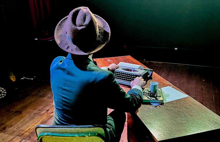 “Monólogo Fernando Pessoa: poesia no Anfiteatro de Arujá”