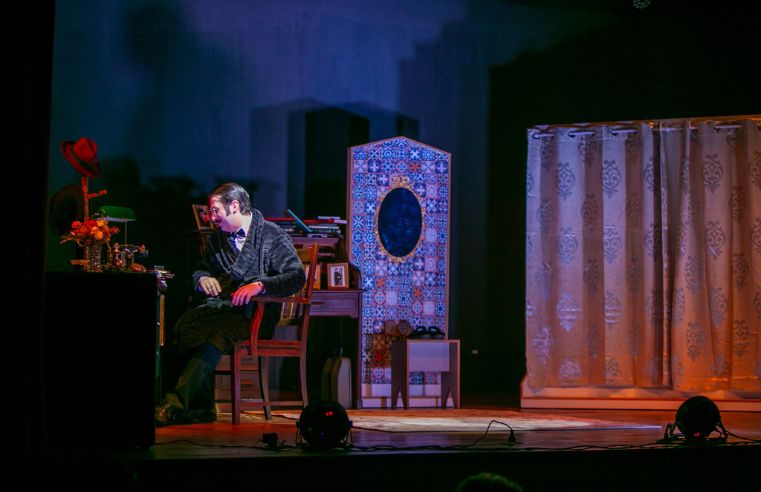 Monólogo sobre Fernando Pessoa emociona público em Arujá