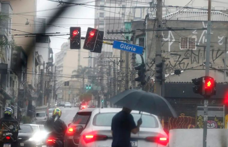 Chuva em São Paulo perde intensidade, mas alerta permanece
