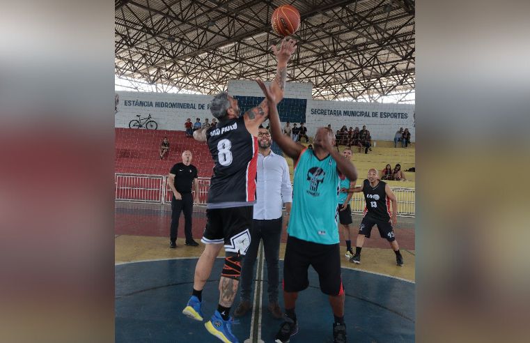 Partida de basquete marca reabertura do Ginásio de Poá