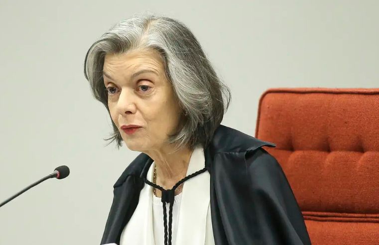 Cármen Lúcia mantém investigação contra Bolsonaro