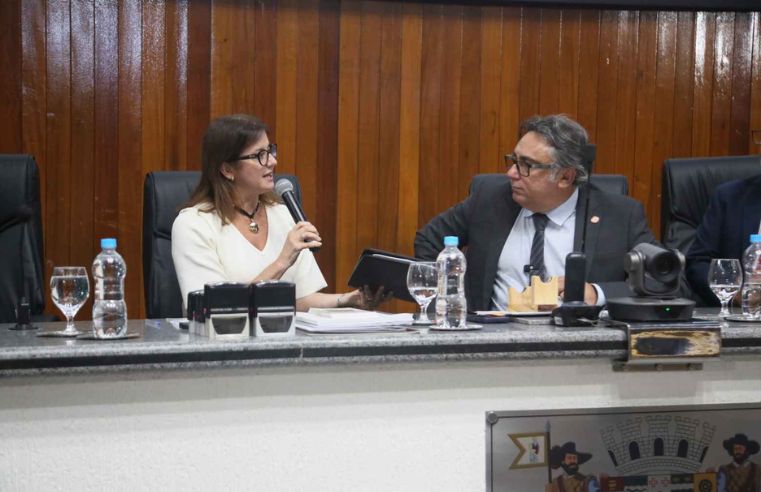 Mara Bertaiolli apresenta relatório financeiro na volta da Câmara