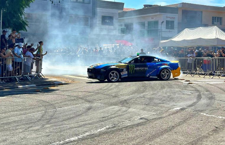 Show de Drift com Sheriff Barion agita Arujá e lota praça