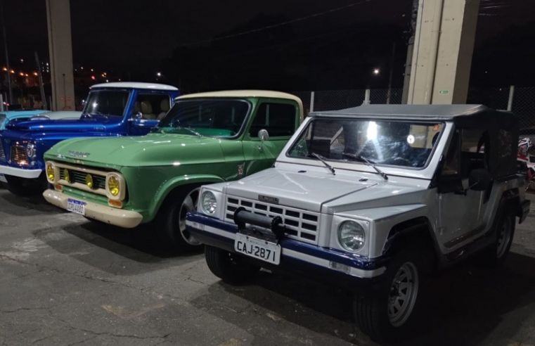 Feira noturna de Braz Cubas sedia encontro de carros antigos