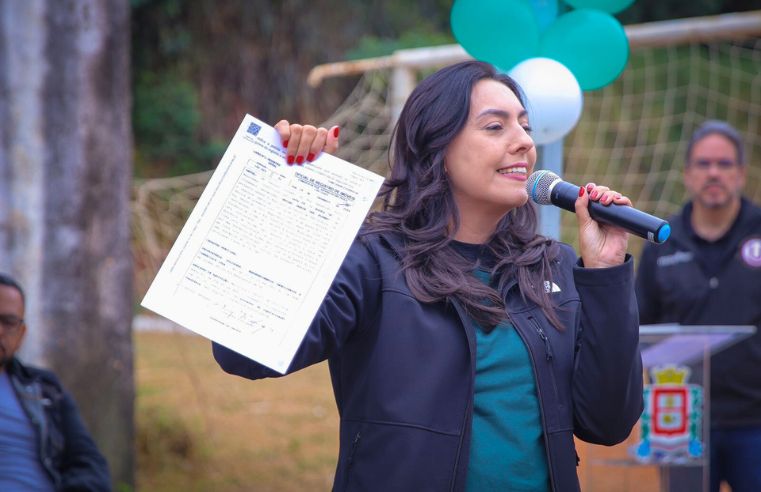 Entrega de escrituras beneficia Jardim das Flores, em Ferraz