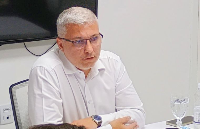 Vice-prefeito de Poá expõe crise política em coletiva