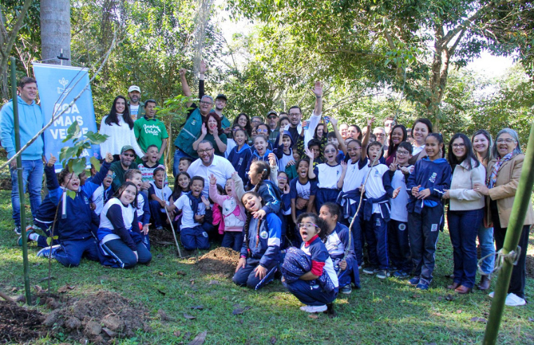 Educação ambiental inspira plantio com alunos e prefeito de Poá