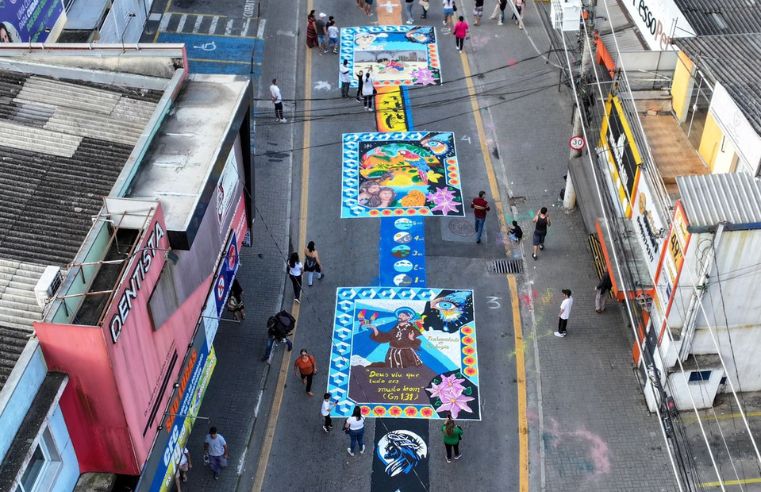 Tapetes de Corpus Christi atraem multidão em Itaquá