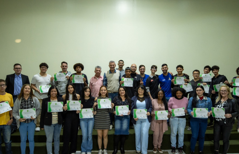 Curso de informática forma nova turma com 62 alunos em Itaquá