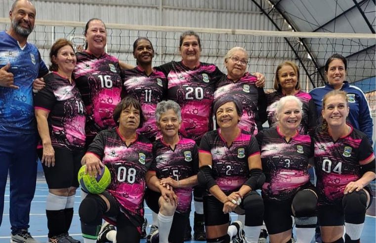 Vôlei adaptado 58+ de Poá vence Itaquaquecetuba por 2 sets a 0