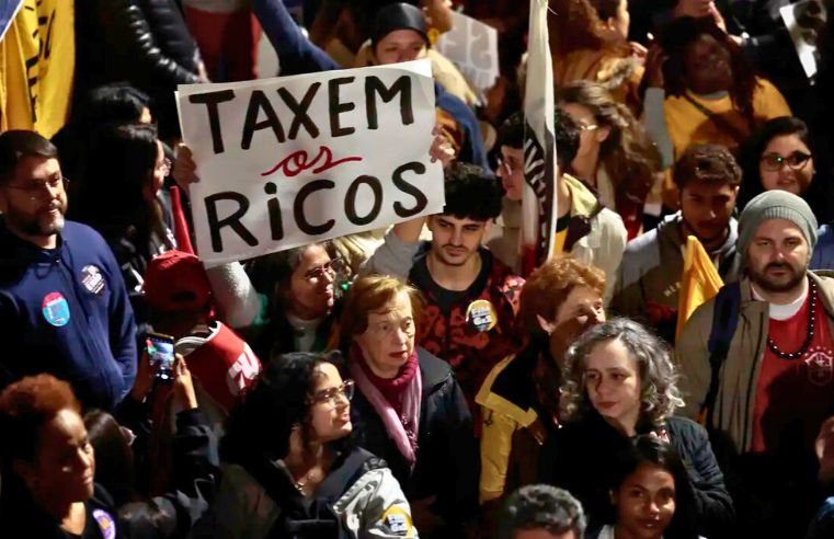 Protesto na Paulista exige taxação dos super-ricos e fim do 6×1