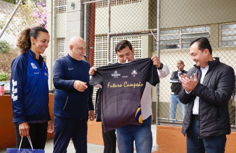 Futuro Campeão entrega kits esportivos a alunos de Suzano