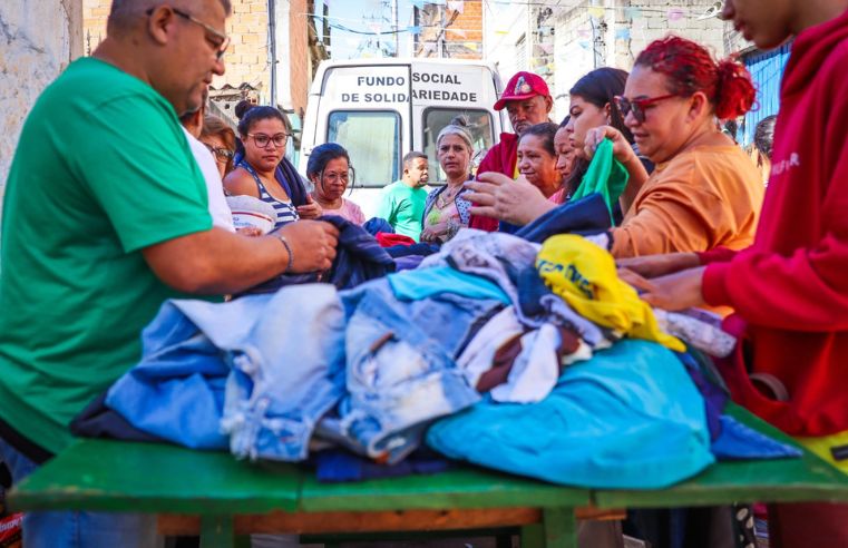 Bazar Solidário entrega cobertores e roupas na Vila Margarida