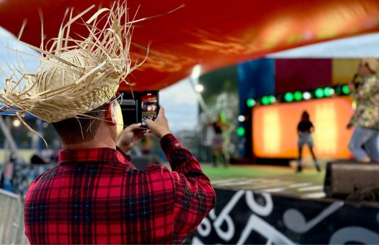 Arraiá na Praça reúne 3 mil pessoas com shows e quadrilha típica