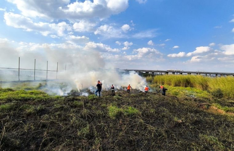 Defesa Civil de Poá controla incêndio na estrada Padre Eustáquio