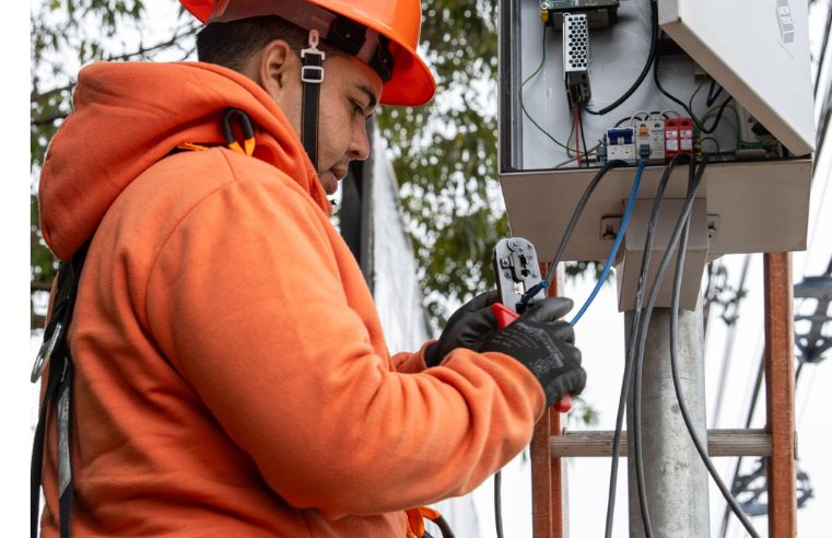 Itaquá moderniza semáforo e melhora trânsito na avenida Almiro