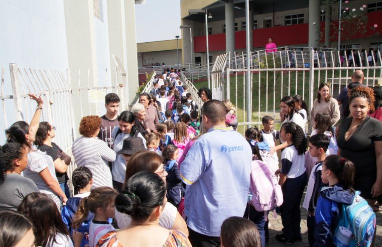 Alunos retornam às aulas em Poá com novo sistema apostilado