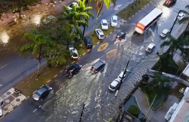 Chuvas na Baixada provocam caos e deixam ruas submersas