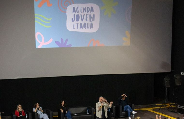 #pracegover Agenda Jovem Itaquá fortalece políticas públicas e empossa conselho