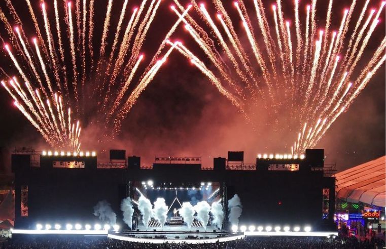 DJ Alok ilumina céu de Itaquá e agita multidão no rodeio fest