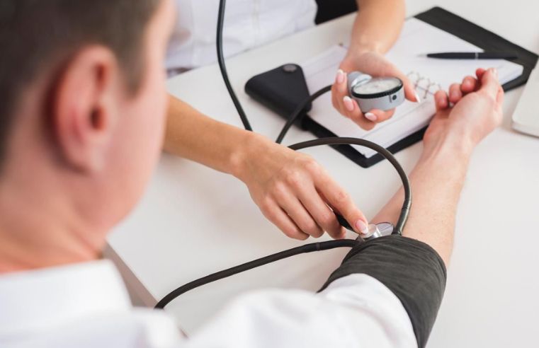 Pressão alta 12 por 8: diretriz redefine risco e amplia prevenção
