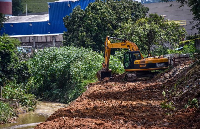 Prefeitura de Arujá realiza limpeza de córrego e passagem de água