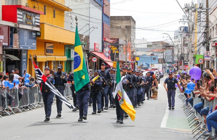 Desfile cívico de Ferraz anima Avenida Brasil em 14 de outubro