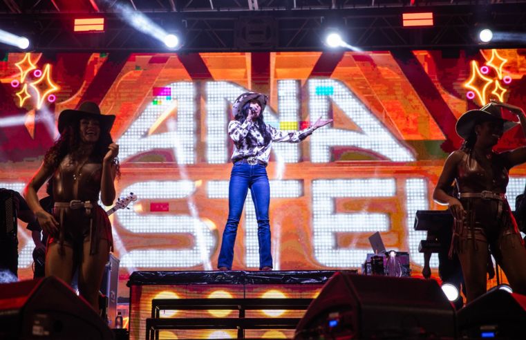 Ana Castela encanta público na Festa da Uva em Ferraz