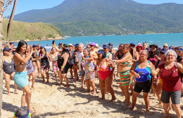 Itaquá leva 500 idosos para passeio na praia