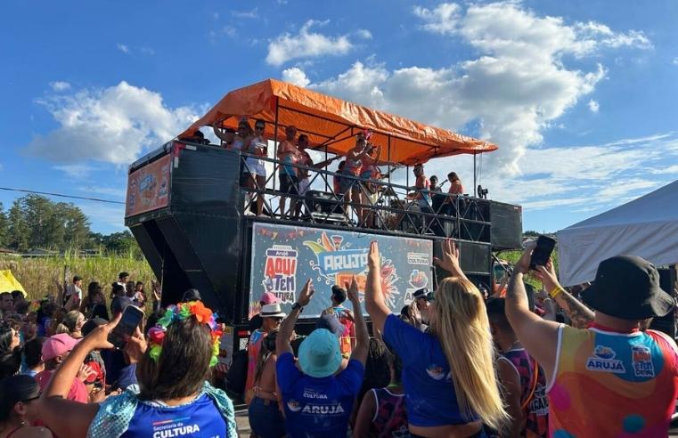 Arujá Folia reúne foliões na Avenida Mário Covas
