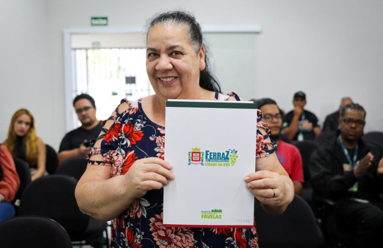 Ferraz entrega títulos de propriedade a centenas de moradores